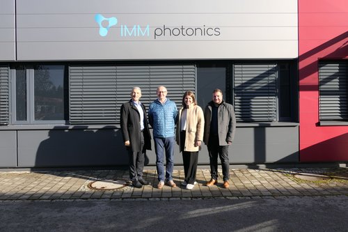  Landrat Dr. Ronny Raith, Teresa Sitzberger von der Wirtschaftsförderung, Werkleiter Christian Pritzl  und Bürgermeister Daniel Graßl freuen sich auf die geplante Standorterweiterung. (Foto: Jessica Döhler /  Landratsamt Regen)  